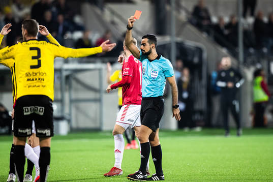 Häckens Johan Hammar tilldelas ett rött kort av domare