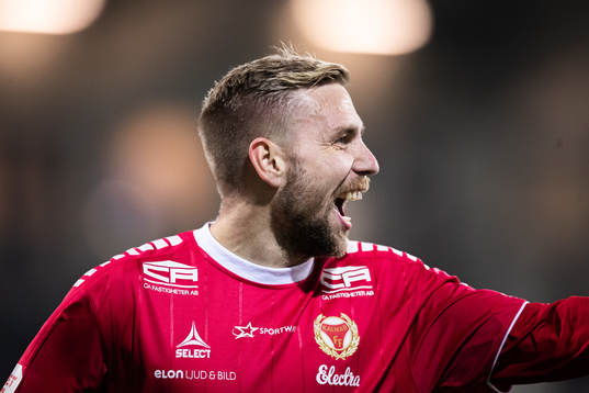 Kalmars Jonathan Ring jublar