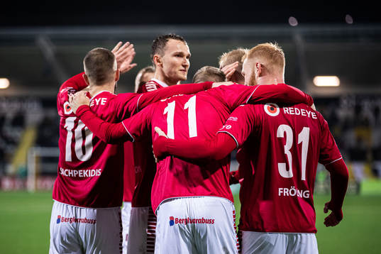 Kalmars Jonathan Ring jublar med lagkamrater
