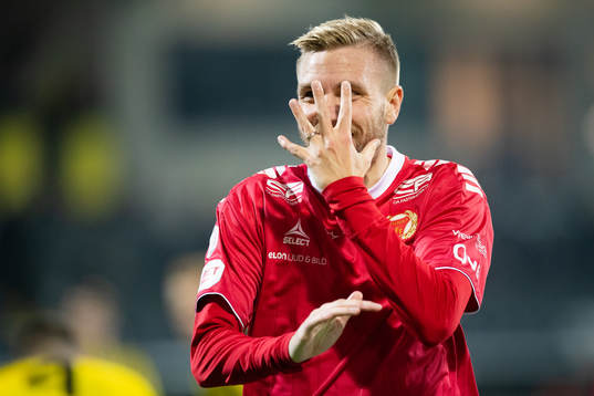 Kalmars Jonathan Ring jublar