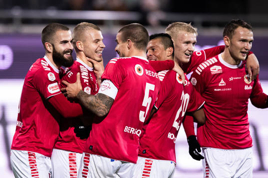Kalmars Sebastian Ring jublar med lagkamrater