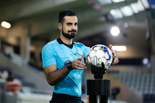 Domare Mohammed Al-Hakim innan fotbollsmatchen i
