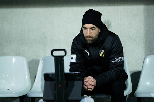 Häckens assisterande tränare Martin Foyston tittar på en