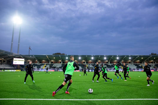 Häcken värmer upp innan fotbollsmatchen i Allsvenskan