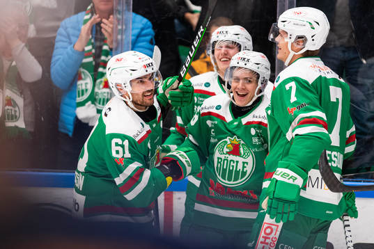 Rögles Ludvig Larsson (v) jublar med lagkamrater