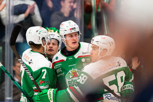 Rögles Adam Edström jublar med lagkamrater