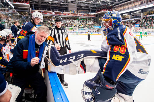 Djurgårdens målvakt Niklas Svedberg får hjälp med