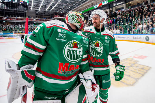 Rögles målvakt Christoffer Rifalk och Ludvig Larsson