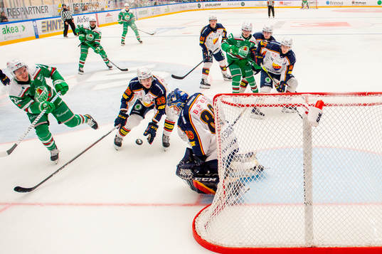 Djurgårdens målvakt Niklas Svedberg räddar Rögles Tyler