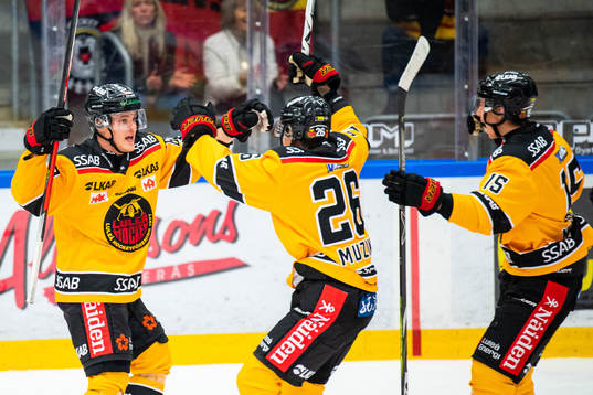 Luleås Julius Honka (v) jublar med Radek Muzik och Carl