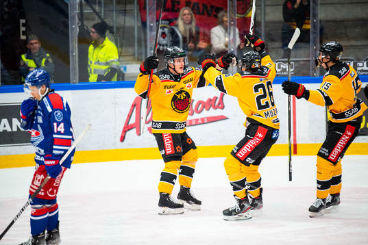 Luleås Julius Honka (v) jublar med Radek Muzik och Carl