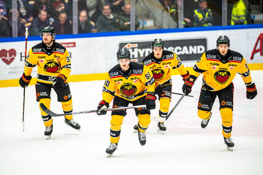 Luleås Julius Honka jublar med lagkamrater