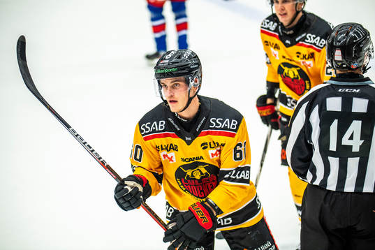 Luleås Julius Honka jublar