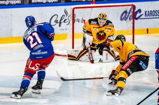 Oskarshamns Brian Cooper och Luleås målvakt Joel