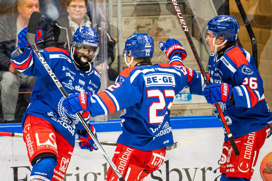 Oskarshamns Daniel Muzito-Bagenda jublar med lagkamrater