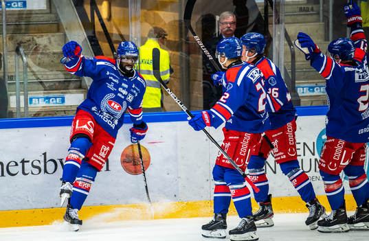 Oskarshamns Daniel Muzito-Bagenda jublar med lagkamrater