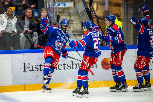 Oskarshamns Daniel Muzito-Bagenda jublar med lagkamrater