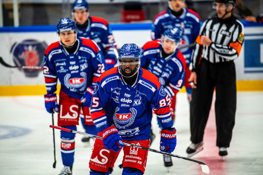 Oskarshamns Daniel Muzito-Bagenda jublar med lagkamrater