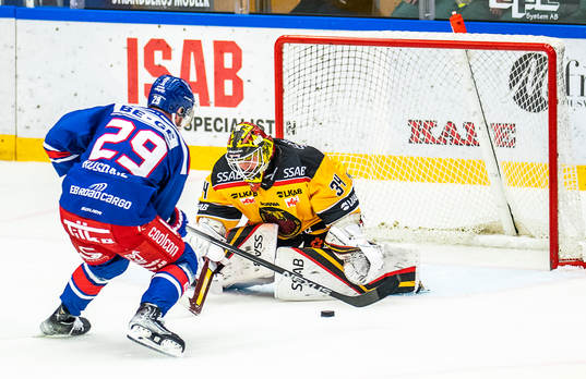 Oskarshamns Kim Rosdahl och Luleås målvakt Joel