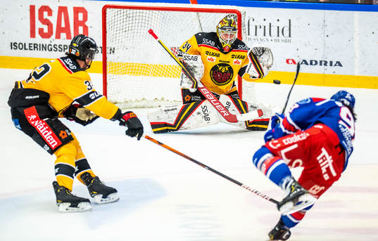 Luleås Oscar Engsund, målvakt Joel Lassinantti och