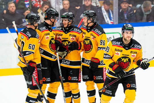 Luleås Oscar Engsund jublar med lagkamrater