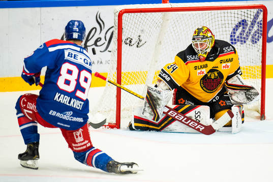 Oskarshamns Patrik Karlkvist och Luleås målvakt Joel