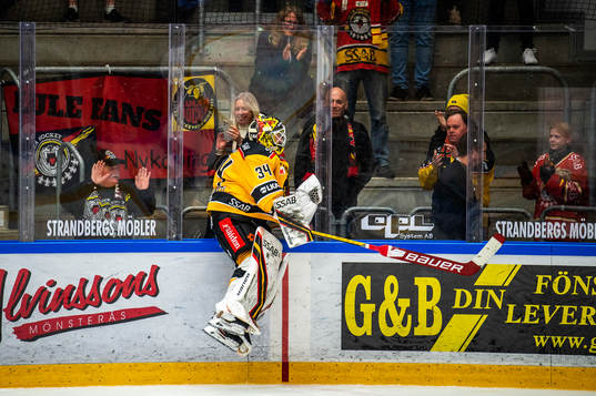 Luleås målvakt Joel Lassinantti jublar med fansen
