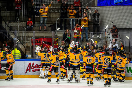 Luleås spelare jublar med fansen