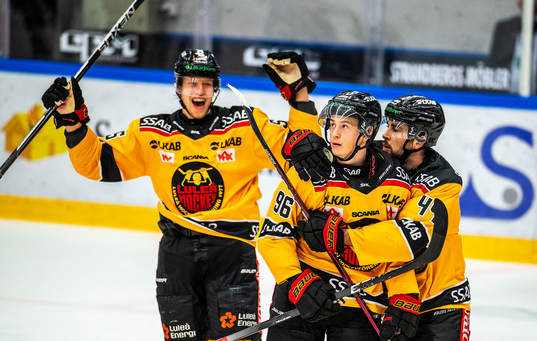 Luleås Pontus Andreasson jublar med Vilmos Gallo och