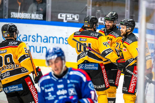 Luleås Linus Fröberg jublar med lagkamrater