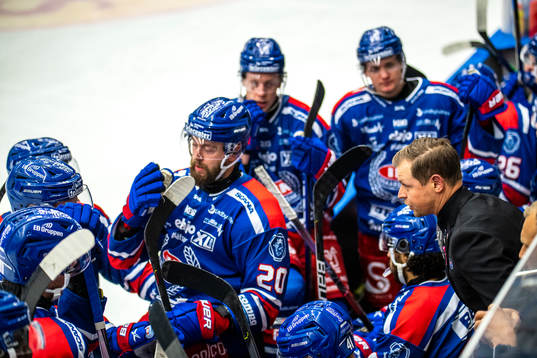Oskarshamns tränare Martin Filander och spelare deppar