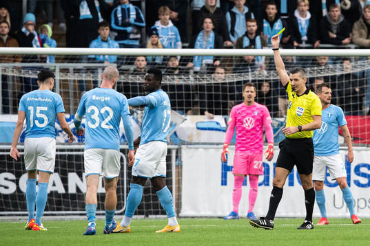 Malmö FFs Anel Ahmedhodzic tilldelas en varning av domare