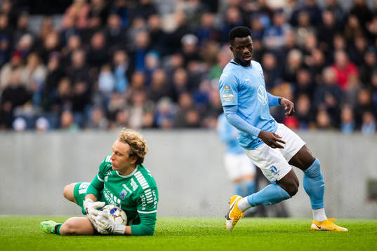 Sirius målvakt August Ahlin och Malmös Malik Abubakari
