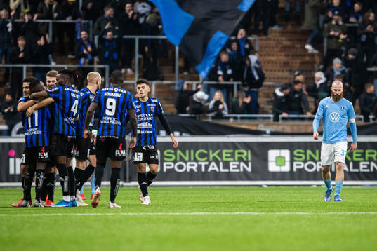 Sirius Nahom Girmai Netabay jubalr med lagkamrater