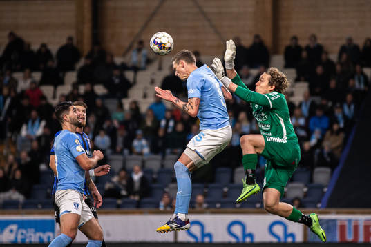 Malmö FFs Sören Rieks mot Sirius målvakt August Ahlin