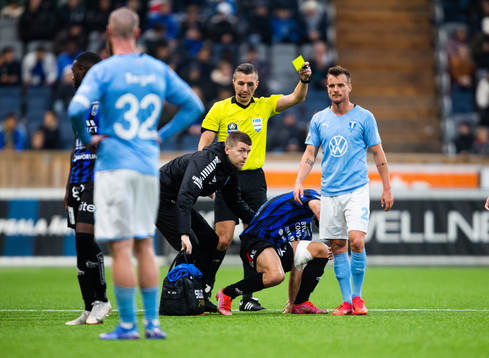 Malmös Eric Larsson får gult kort av domare Bojan Pandzic