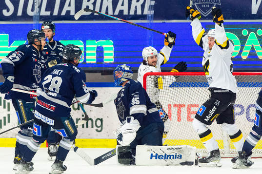 Karlskogas målvakt Lars Volden deppar