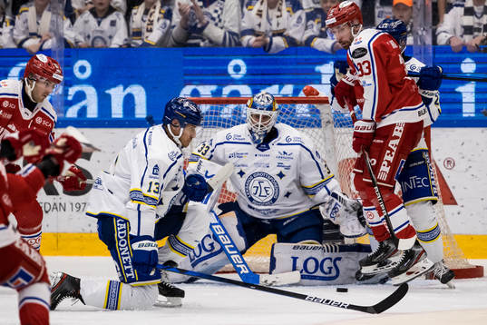 Leksands Jon Knuts och Leksands målvakt Axel Brage och