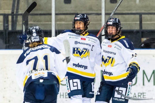 s Hanna Olsson jublar med målskytten till 0-2 Sarah Bujold