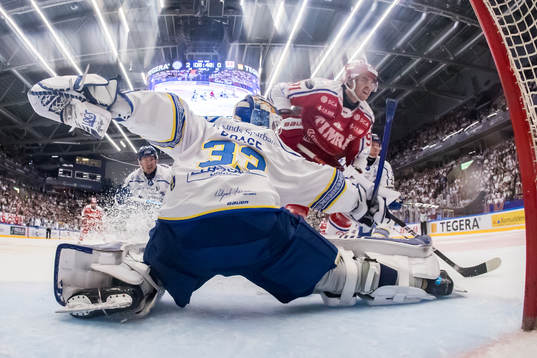 Leksands målvakt Axel Brage och Timrås Viktor Lodin