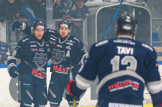 Karlskogas Aleksi Rekonen och Johan Larsson jublar