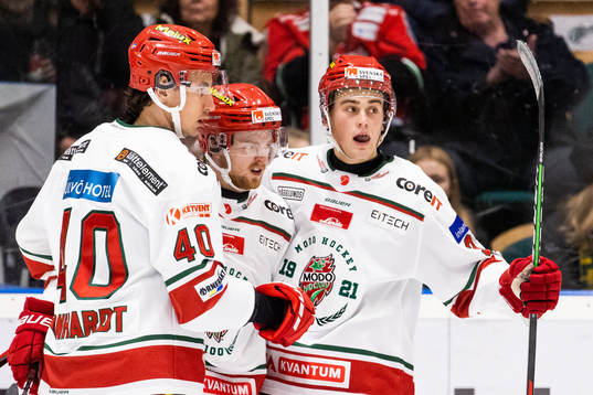Modos Riley Woods (m) jublar med lagkamrater
