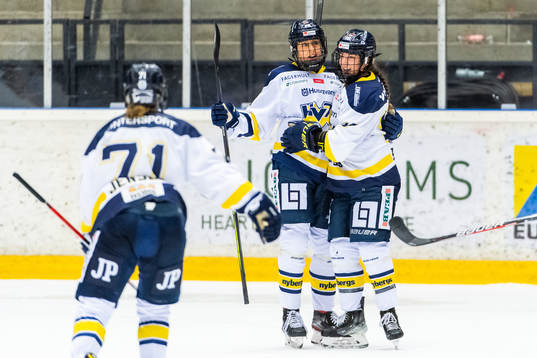s Hanna Olsson jublar med målskytten till 0-2 Sarah Bujold