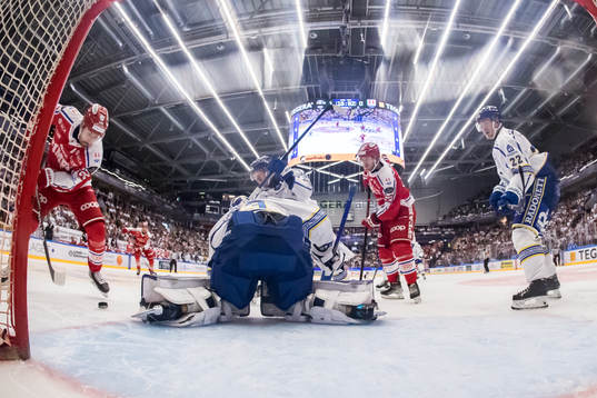 Timrås Albin Lundin och Leksands målvakt Axel Brage och