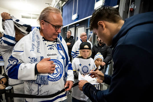 Leksands Jon Knuts skriver autograf