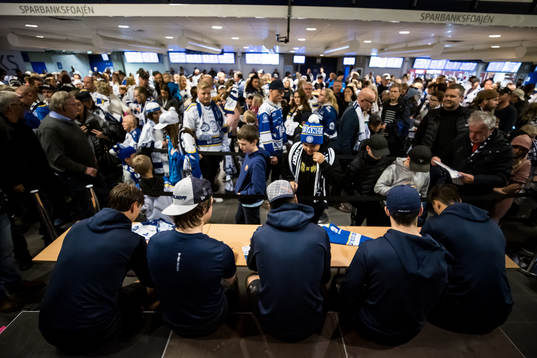 Leksands spelarna skriver autograf