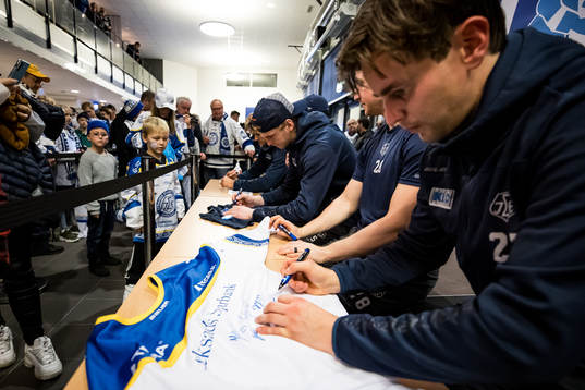 Leksands Mikael Ruohomaa  skriver autograf