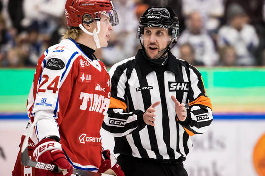 Timrås Erik Walli Walterholm och domare Marcus Linde