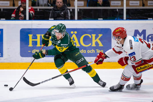 Björklövens Christoffer Bengtsson jagas av Modos Daniel