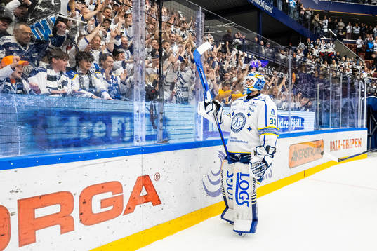 Leksands målvakt Axel Brage jublar